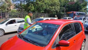 Campanha Dia D Pela Vida em Campo Grande chama atenção de motoristas para os riscos de usar celular ao volante.