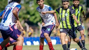 Jogadores do CRA Aquidauana celebram conquista do Festival Sub-11 após vitória por 3 a 2 na final em Campo Grande