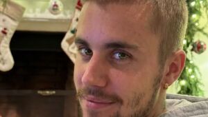 Justin Bieber usou o Natal para refletir sobre fé, carreira e os bastidores da indústria da música.
