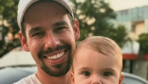 Lucas Borbas com o filho Arthur durante a comemoração de um ano, em meio à internação de Isabel Veloso.