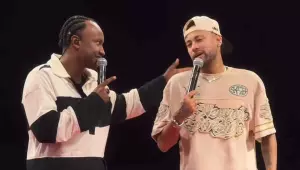 Neymar ao lado do cantor Thiaguinho durante o show Tardezinha, em São Paulo 
