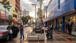 Centro comercial de Campo Grande, onde o setor de serviços mostra sinais de recuperação com alta de 6,3% em outubro, segundo o IBGE.