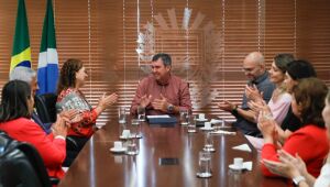 Governador ao lado de representantes das instituições de educação especial