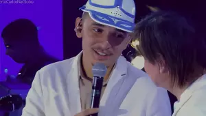 João Gomes e Roberto Carlos em dueto no especial de fim de ano; forrozeiro negou climão e disse que o Rei se emocionou ao lembrar Erasmo.