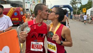 Casal que corre junto, vence junto! Ana Diniz e Fabiano Ribeiro dominaram a Bonito 21K com títulos nos 5 km e 10 km.