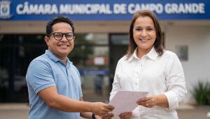 Vereador Papy entrega ofício à prefeita Adriane Lopes em frente à Câmara Municipal de Campo Grande, cobrando explicações sobre o reajuste do IPTU 2026 e a redução do desconto para pagamento à vista.