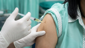 Vacina contra HPV, oferecida gratuitamente pelo SUS, mostrou redução significativa em internações entre adolescentes no Brasil