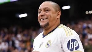 Roberto Carlos, ex-lateral da seleção e ídolo do Real Madrid, se recupera após cirurgia cardíaca com inserção de cateter.