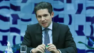 Hugo Motta durante reunião de líderes na Câmara em agosto de 2025, quando anunciou cronograma da PEC 18/2025.