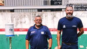 Técnicos da Defesa Civil e do Cemaden ao lado do pluviômetro automático instalado em Nioaque (MS). Equipamento reforça o monitoramento climático no município.