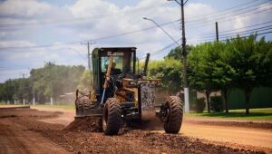 Máquina da Prefeitura de Nioaque realiza patrolamento em estrada de terra como parte do programa de recuperação das vias rurais com recursos do ITR 2025.