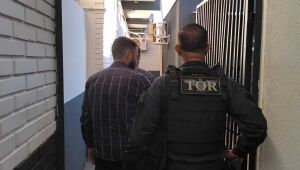 Homem é preso em Campo Grande por esconder 104 kg de maconha em mudança de frete.