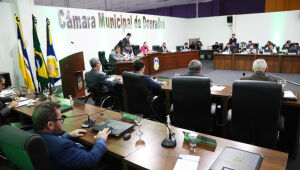 Reforma da Câmara de Dourados, orçada em R$ 17 milhões, está atrasada e sob investigação.