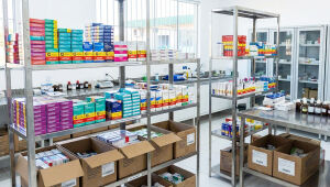 Prateleiras de medicamentos em unidade de saúde de Campo Grande; nova compra busca reforçar o estoque da rede municipal