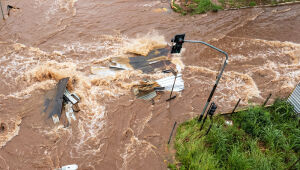 Trecho da Avenida Rachid Neder é interditado após chuva abrir o asfalto em Campo Grande.