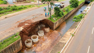 Equipes da Sisep trabalham na recuperação do canal do córrego Segredo; trecho da via permanece interditado em Campo Grande.