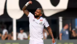 Vojvoda elogia Gabigol na reestreia no Santos: 'Tem estrela especial em jogos importantes'