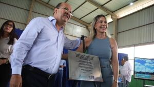 Governo do Estado entrega reforma da Escola Chico Mendes e anuncia investimentos em infraestrutura e saneamento em Água Clara.
