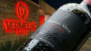 O vinho Maestro, da vinícola gaúcha Domus Mea, agora faz parte da carta do Vermelho Grill, tradicional casa de carnes de Campo Grande (MS). Uma nova harmonização entre terroir brasileiro e cortes consagrados.