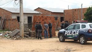 Adolescente de 17 anos foi morto a tiros dentro de casa durante a madrugada no bairro Centro Oeste, em Campo Grande.