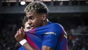 Barcelona desperdiça muitas chances, mas derrota o Elche e garante liderança de La Liga