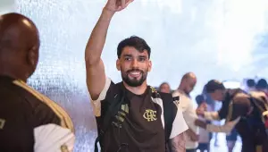 Com festa da torcida, Flamengo desembarca em Brasília para decisão da Supercopa