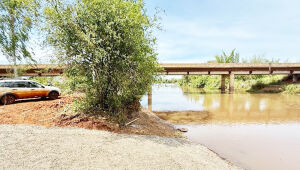 Ranchos às margens do rio Dourados já recebem turistas para pesca esportiva; prefeitura quer transformar região em rota organizada de turismo de pesca.