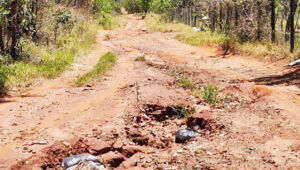 Crateras e lama na Estrada NS-08, na Chácara dos Poderes, motivaram decisão da Justiça que cobra plano emergencial da Prefeitura.