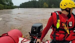 Bombeiros durante trabalhos de resgate em rio