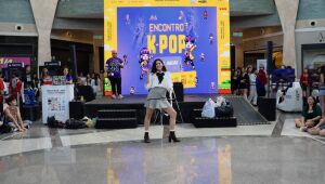 Fãs de K-pop se reúnem para dançar e assistir às apresentações no Encontro K-pop, dentro da programação do Museu do Videogame Itinerante no Bosque dos Ipês.