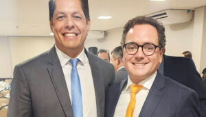 Advogado Fernando Duque Estrada durante cerimônia de posse como juiz substituto do TRE-MS, em Campo Grande. O presidente da OAB/MS, Bitto Pereira, parabenizou o advogado por esse momento