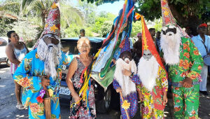 Foliões da Comunidade Quilombola Águas do Miranda mantêm viva a tradição da Folia de Reis há mais de 50 anos, em Bonito (MS).