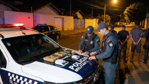 Ação policial terminou com prisão de três suspeitos e apreensão de drogas e balanças de precisão