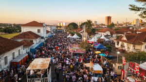 Blocos de rua lotam as avenidas de Campo Grande em edições anteriores; em 2026, desfile será organizado em parceria entre a Fundação Municipal de Cultura e a Urgente Companhia.