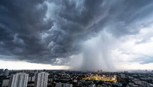O alerta também é reforçado pelo NetClima, que prevê rajadas de vento entre 40 e 70 km/h, acompanhadas de muitos raios e risco de alagamentos pontuais