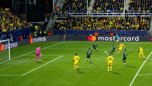 Jogadores do Manchester City diante da torcida: após derrota por 3 a 1 para o Bodo/Glimt, elenco decidiu reembolsar os 374 torcedores que viajaram até a Noruega.