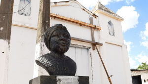 Igreja de São Benedito, na Comunidade Tia Eva, passa por restauração após interdição em 2019, sob expectativa dos moradores.