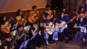 Crianças e adolescentes participam de cursos gratuitos de música, dança e economia criativa no Sesc Lageado, em Campo Grande.