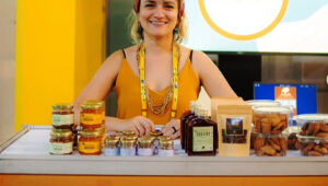 A bióloga Bruna Oliveira criou a Cerrado em Pé em 2022 ao lado do esposo, também biólogo, Rodrigo Borghezan, após notar as barreiras de pequenos produtores na comercialização de hortaliças e frutas em MS.