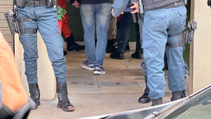 Salgaderia Luigi, na avenida Júlio de Castilho, em Campo Grande, onde duas pessoas morreram; tenente Dermival Caldeira contou que uma das vítimas tinha ferida que atravessou o coração e não resistiu após 40 minutos de reanimação.