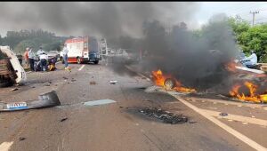 Carro pega fogo após acidente na BR-163, entre Dourados e Caarapó, e causa congestionamento próximo ao Trevo da Bandeira.