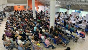 Moradores aguardam atendimento em frente à Central do Cidadão William Maksoud Filho, em Campo Grande.