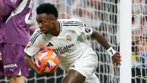 Vini Jr. sofre 2 pênaltis, cobra e marca 2 na goleada do Real Madrid sobre a Real Sociedad