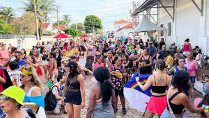 Blocos como Ipa Lelê e Capivara Blasé concentram foliões na região central de Campo Grande neste domingo (16).