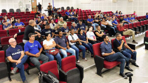 Servidores de parques e praças participaram de treinamento para reforçar ações contra o mosquito Aedes aegypti.