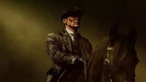Cillian Murphy retorna como Thomas Shelby no filme que encerra a saga de Peaky Blinders.