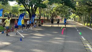 Participantes do Clube de Corrida do Sesi Esporte se reúnem aos sábados, em frente à Governadoria, no Parque dos Poderes, para treinos gratuitos abertos à comunidade de Campo Grande.