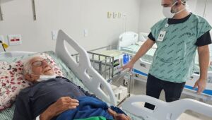 Paciente realiza diálise peritoneal em casa em Mato Grosso do Sul, com acompanhamento do SUS, ganhando mais autonomia e menos tempo em deslocamentos.