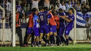 Jogadores do Ivinhema comemoram gol de Fogliato, na reta final do jogo, que valeu a classificação para segunda fase da Copa do Brasil 