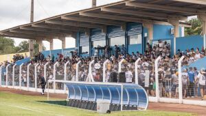 Torcedores do Operário na arquibancada do estádio das Moreninhas 